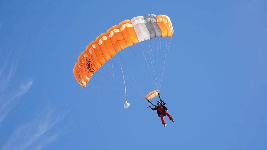 Découvrez le frisson du saut en parachute à Saumur
